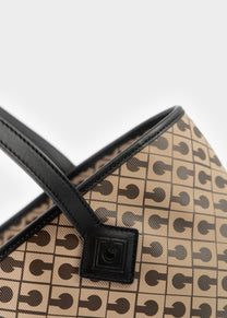 Medium Shopper in Millerighe (not in season returns, need quantity + barcode, check SKU, verify color)