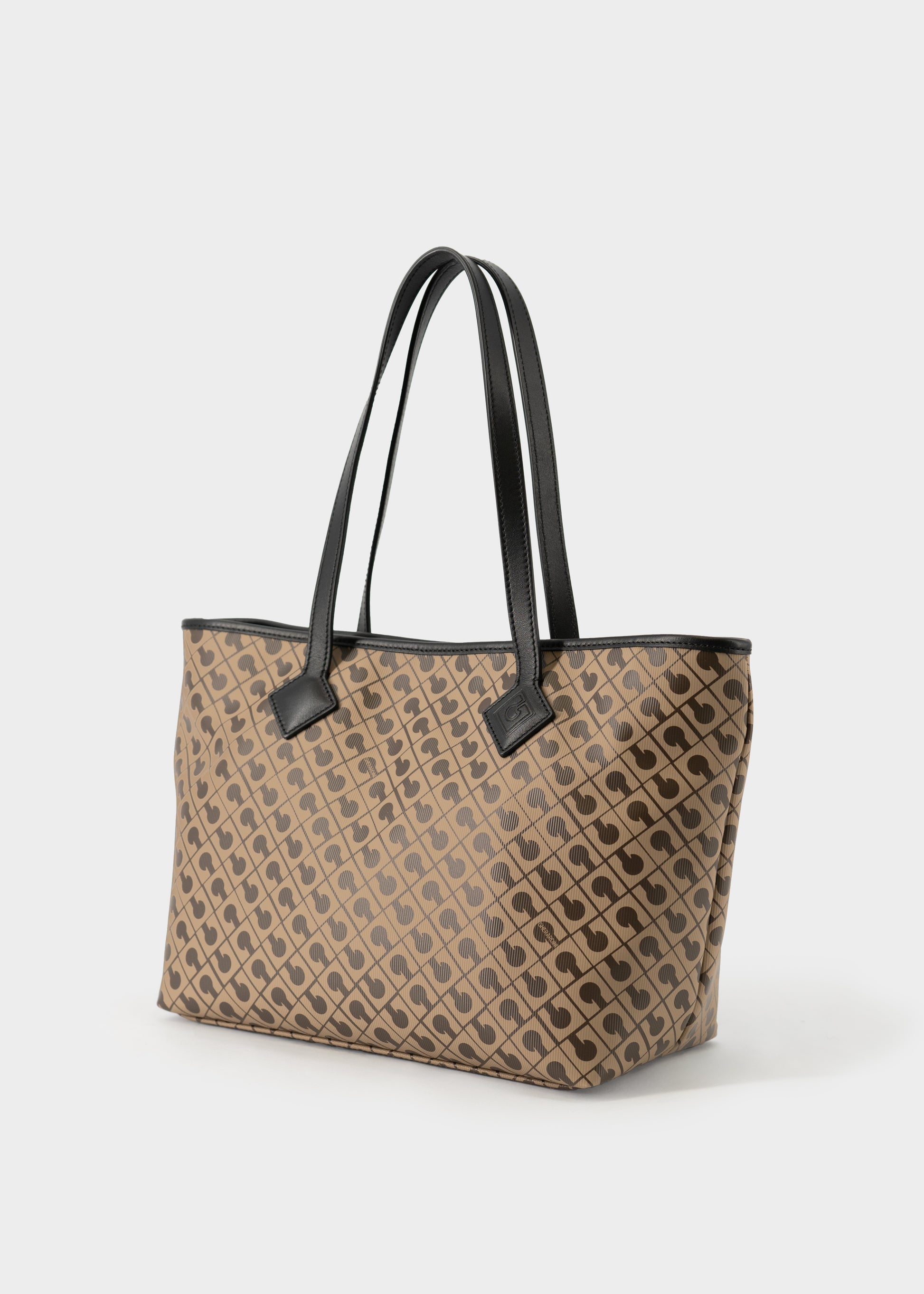 Medium Shopper in Millerighe (not in season returns, need quantity + barcode, check SKU, verify color)