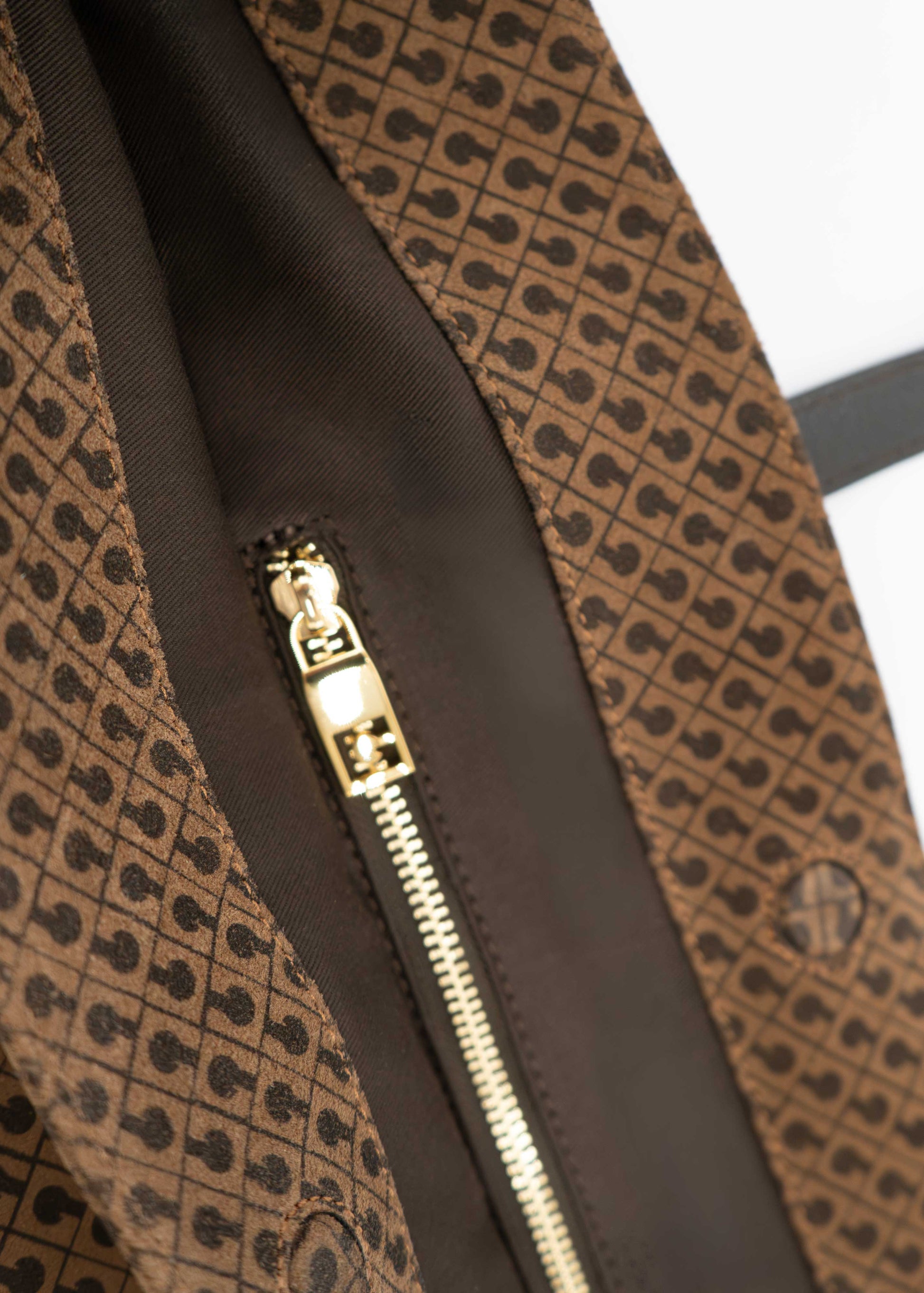 Shopper Grande in Camoscio Monogram Toffee