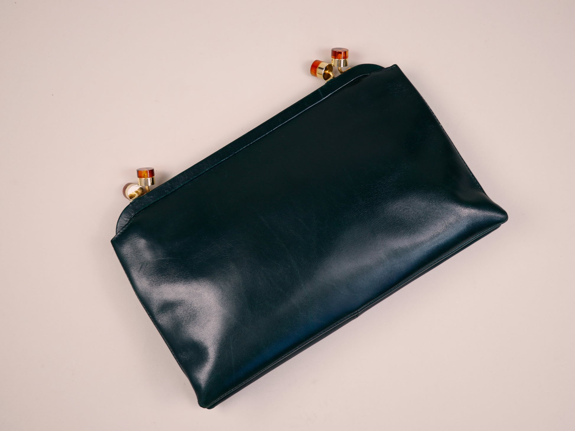 Clutch with jewel closure