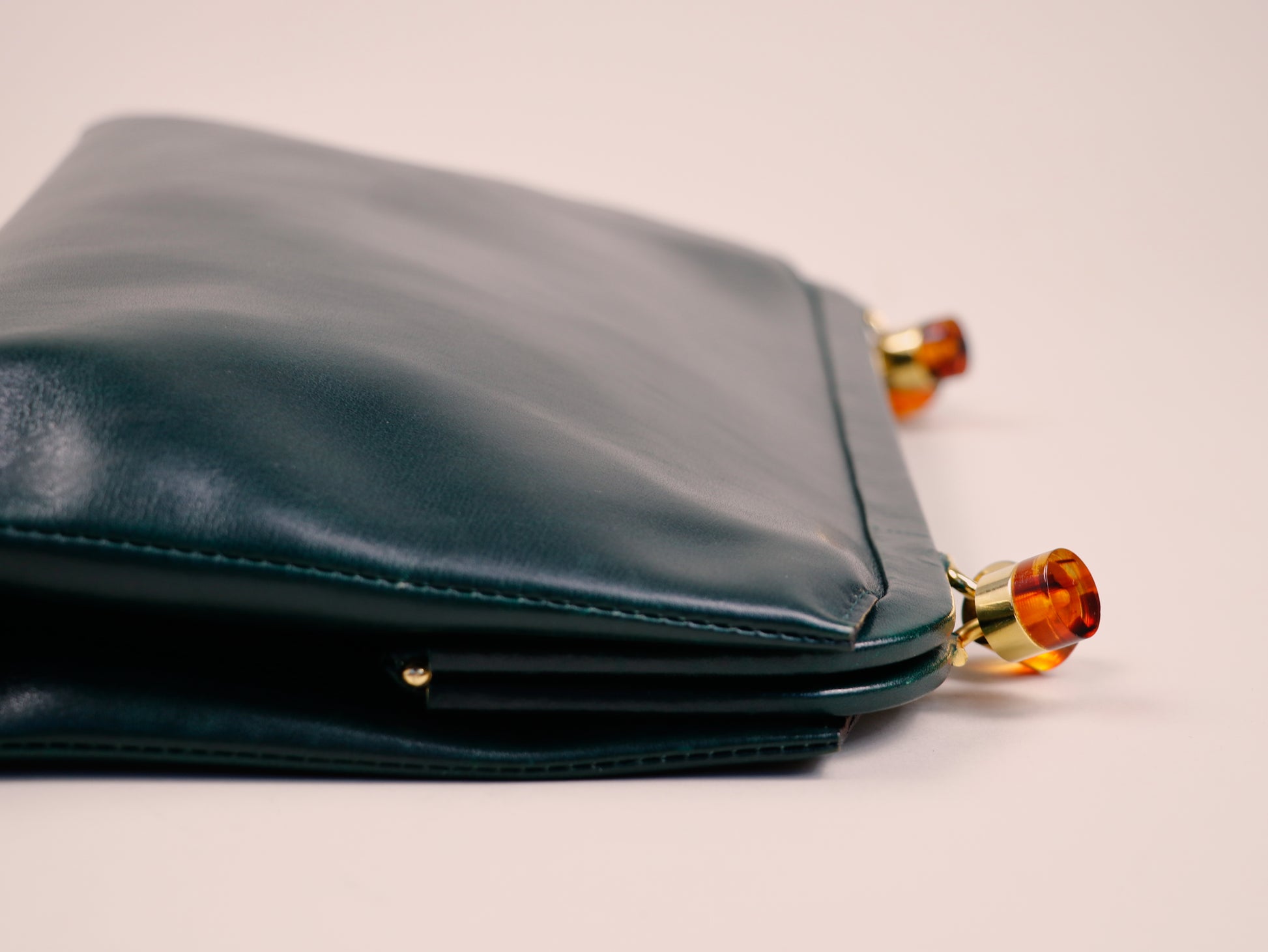 Clutch with jewel closure