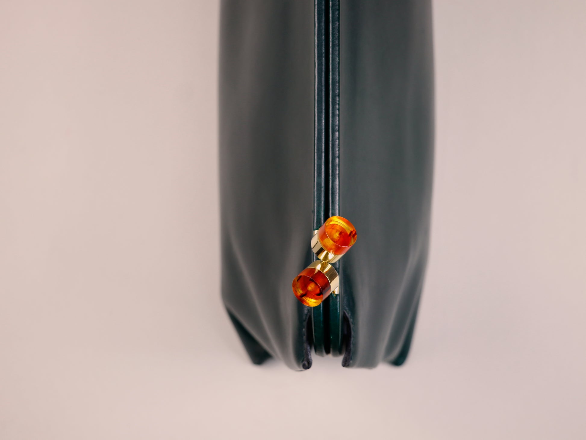 Clutch with jewel closure